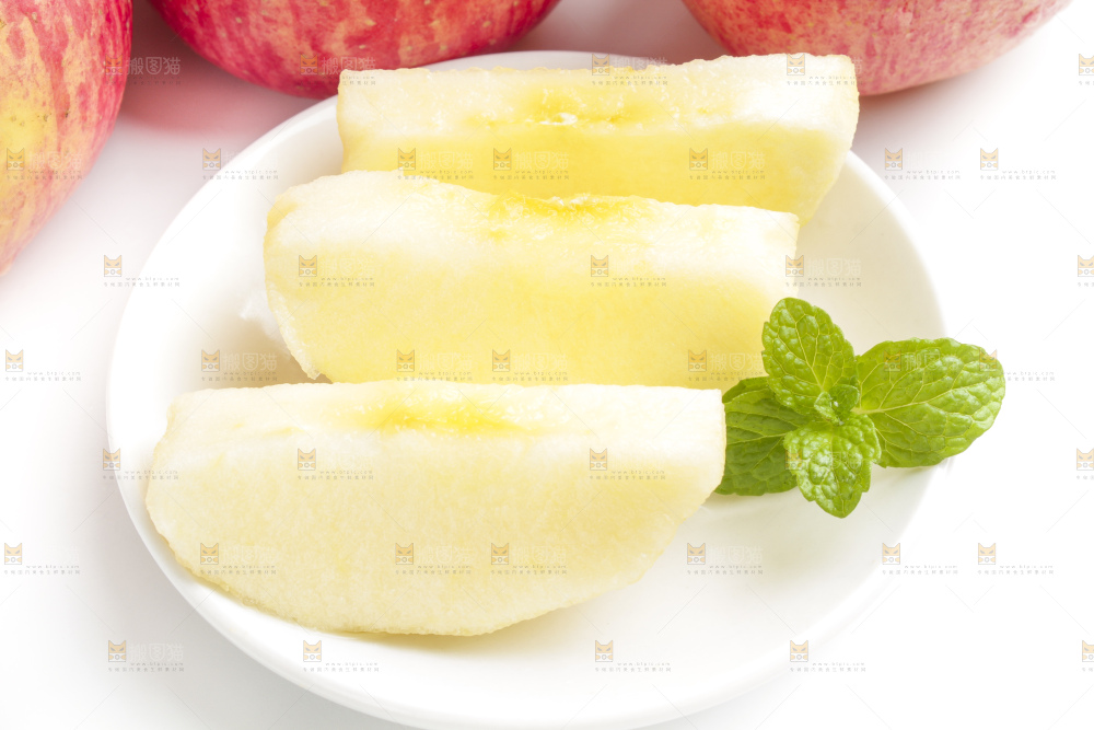 盘子里装着苹果