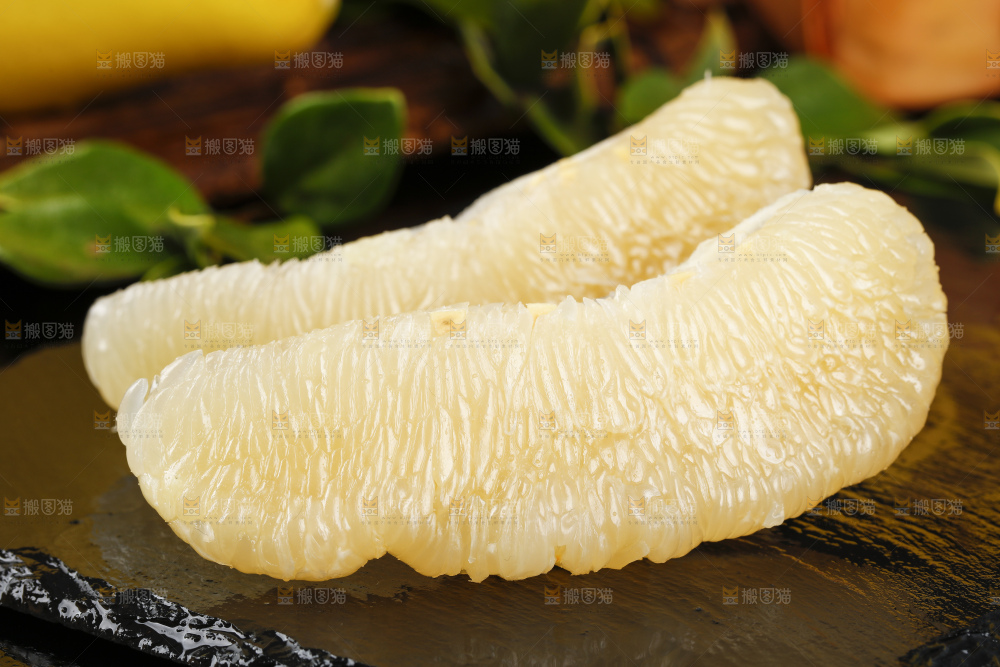 黑石板上的水晶蜜柚果肉