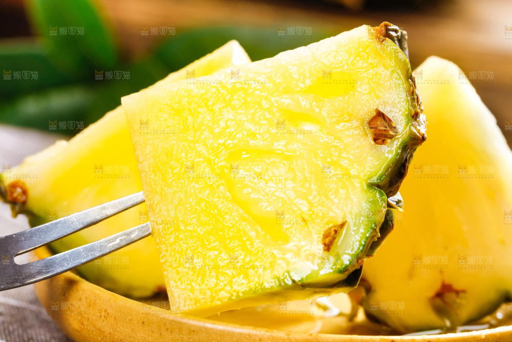 叉子上叉着小菠萝果肉