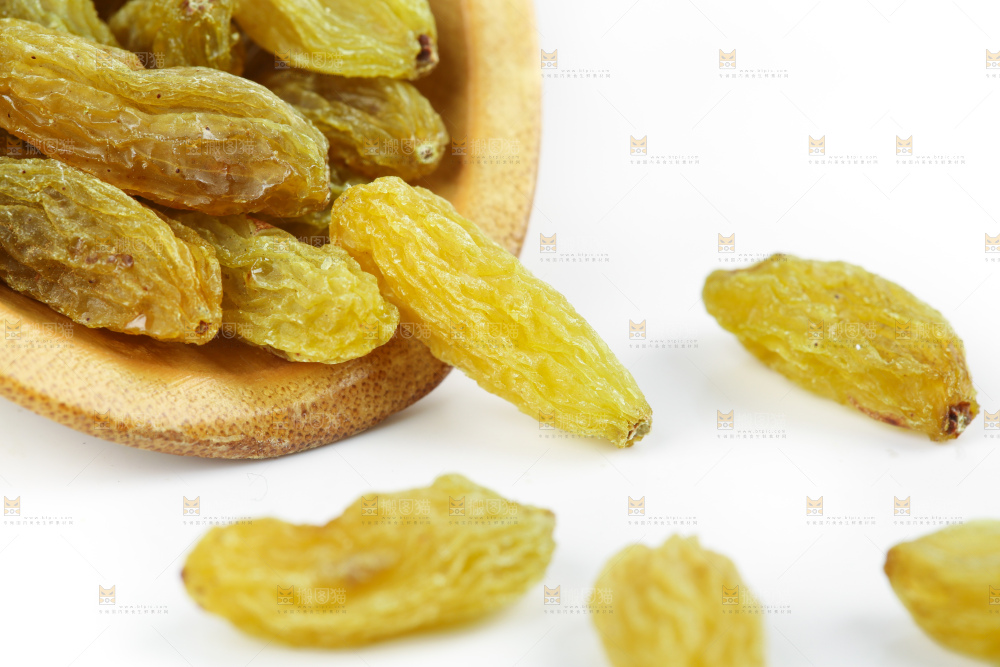 白底上的绿葡萄干