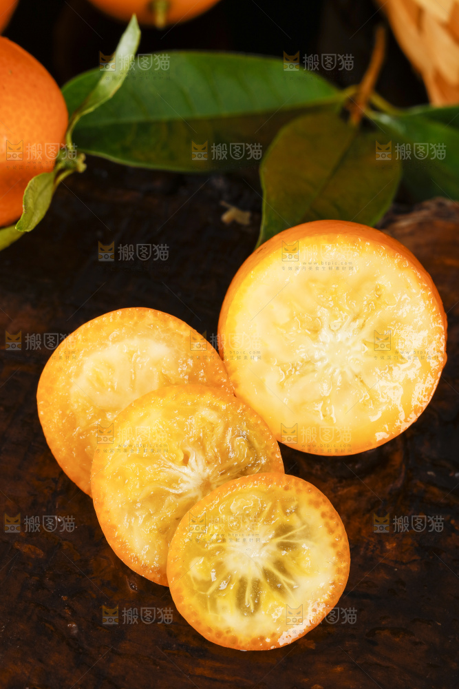 黑底上的小金桔