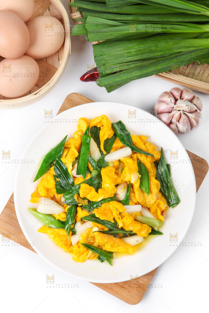盘子里装蒜苗炒鸡蛋