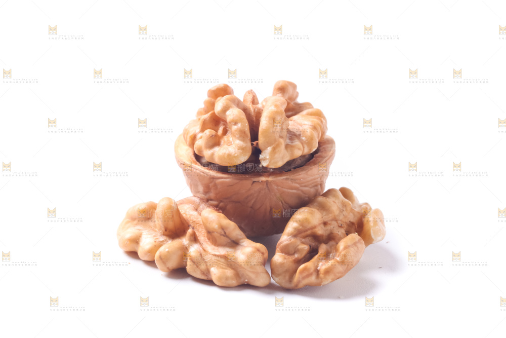 白底上摆放着纸皮核桃