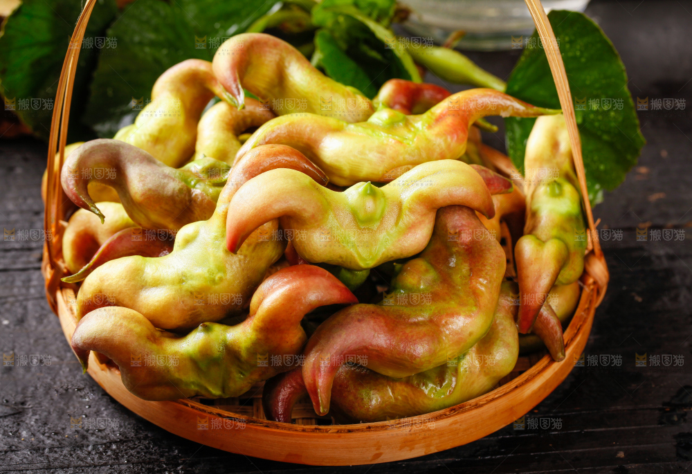 篮子里装着菱角