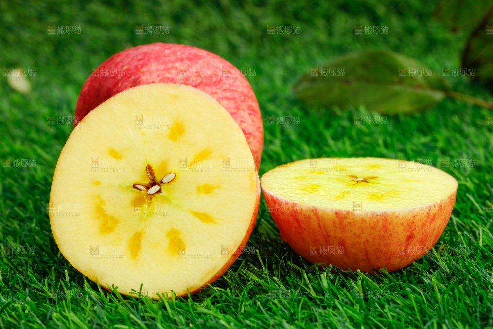 草地上放着冰糖心苹果