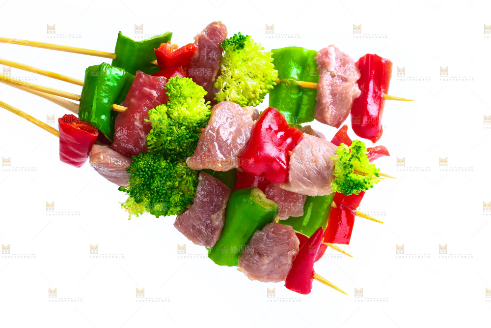 白底上的肉串