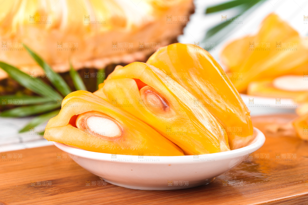 碟子里装着红肉菠萝蜜