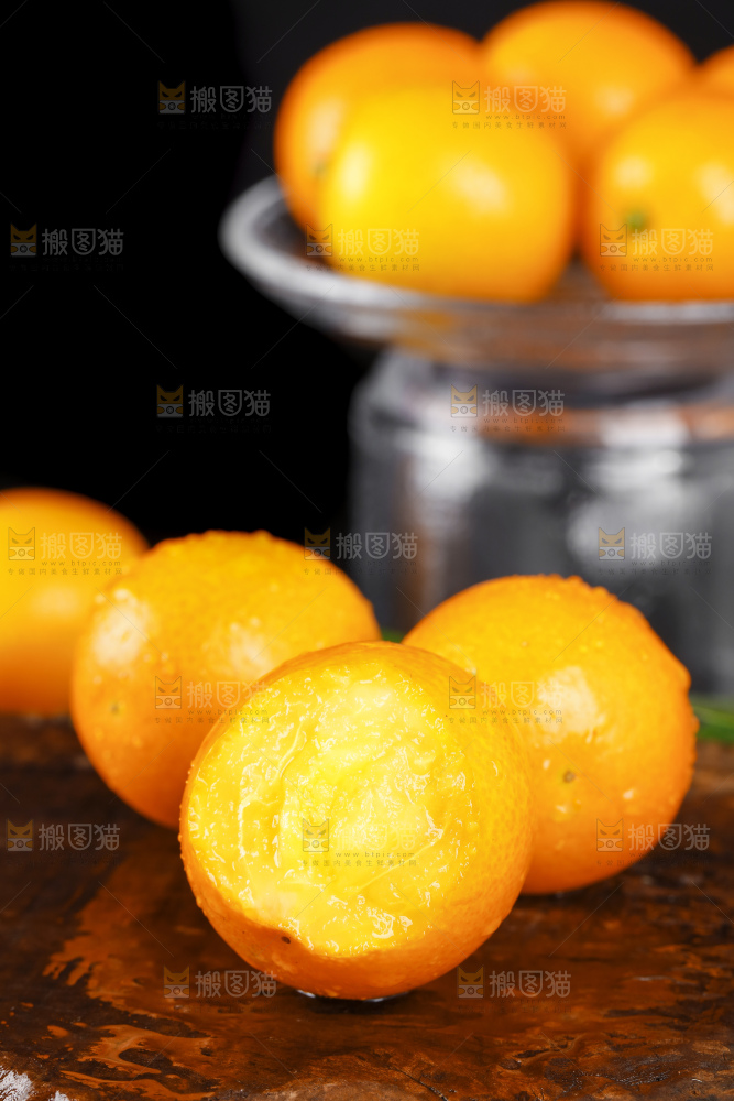 黑底上的小金桔