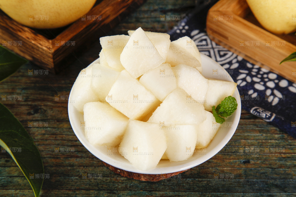 碟子里装着梨子果肉