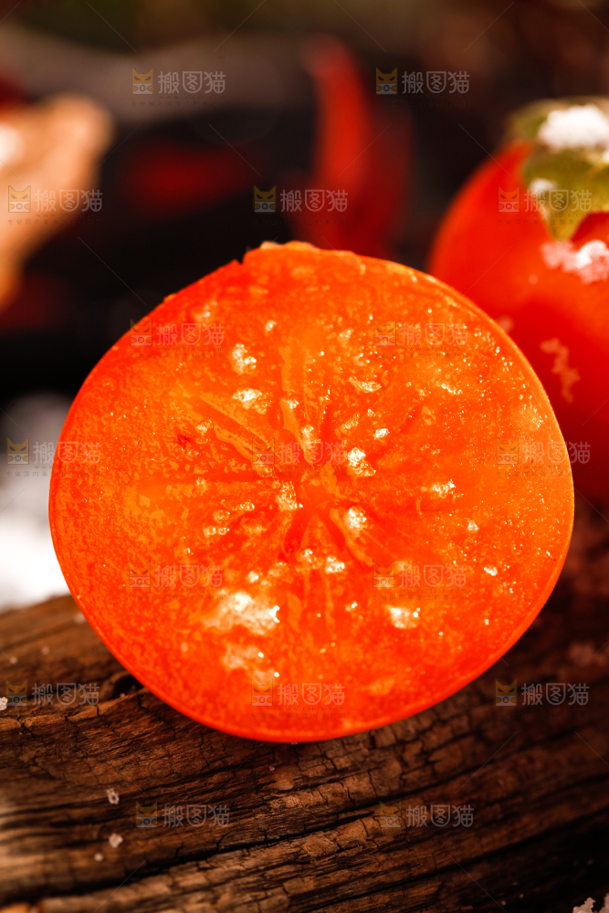 深底上的水晶柿子