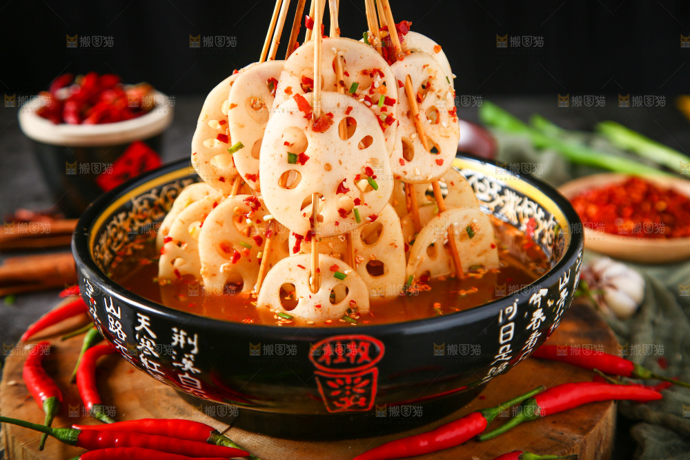 一碗冷锅串串放在深底上