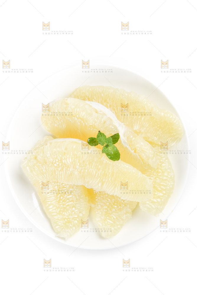 盘子里装着柚子果肉