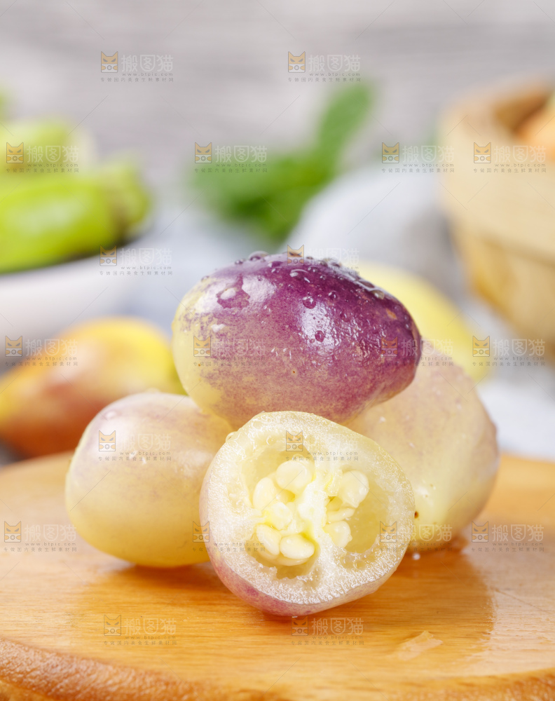 木板上的五彩椒