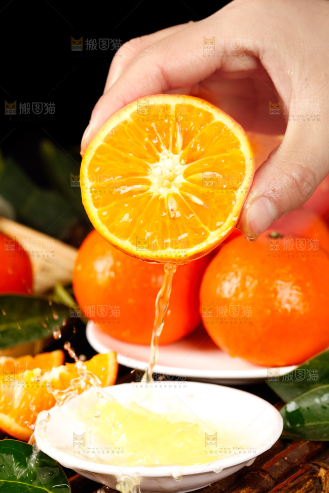 手里拿着新鲜沃柑