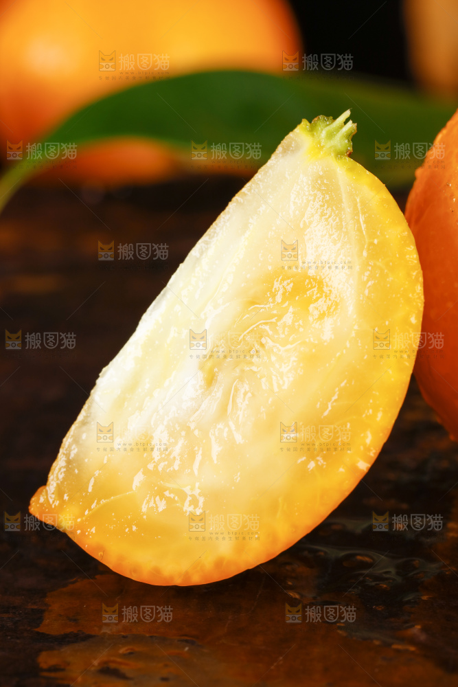 黑底上的小金桔