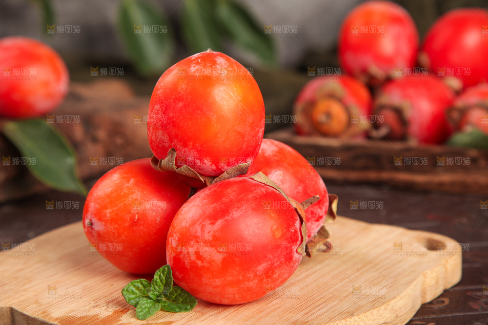 木板上放着火晶小柿子