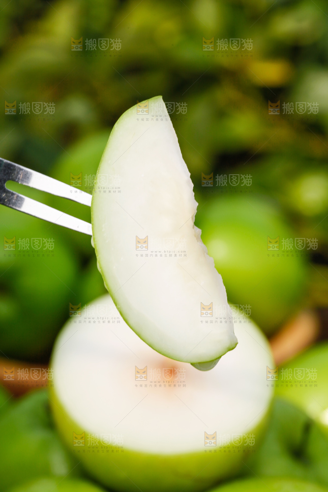 叉子上插着牛奶枣果肉