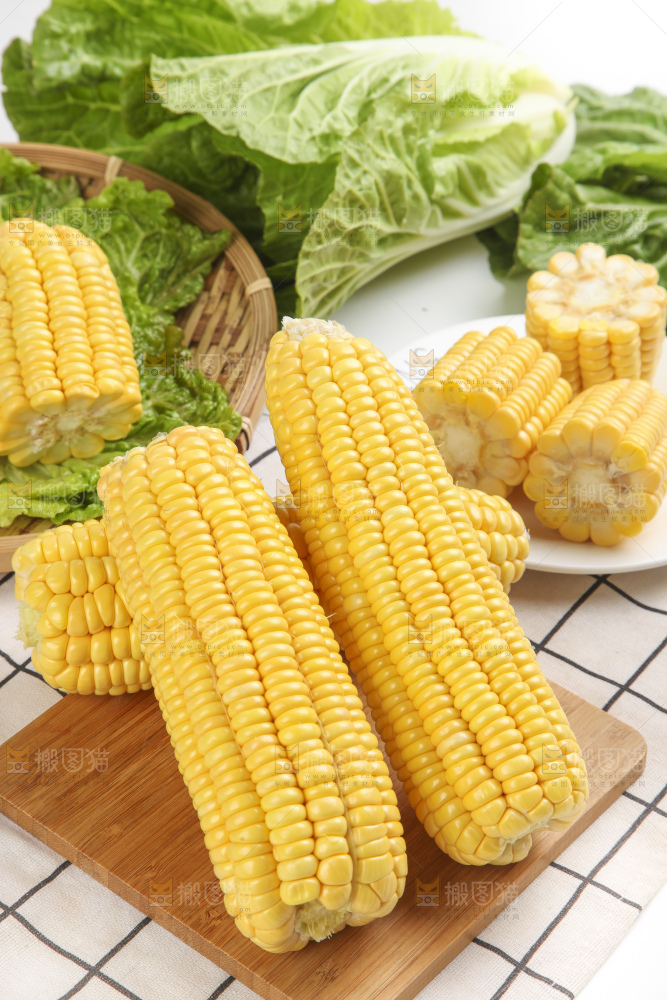 木板上放着甜玉米