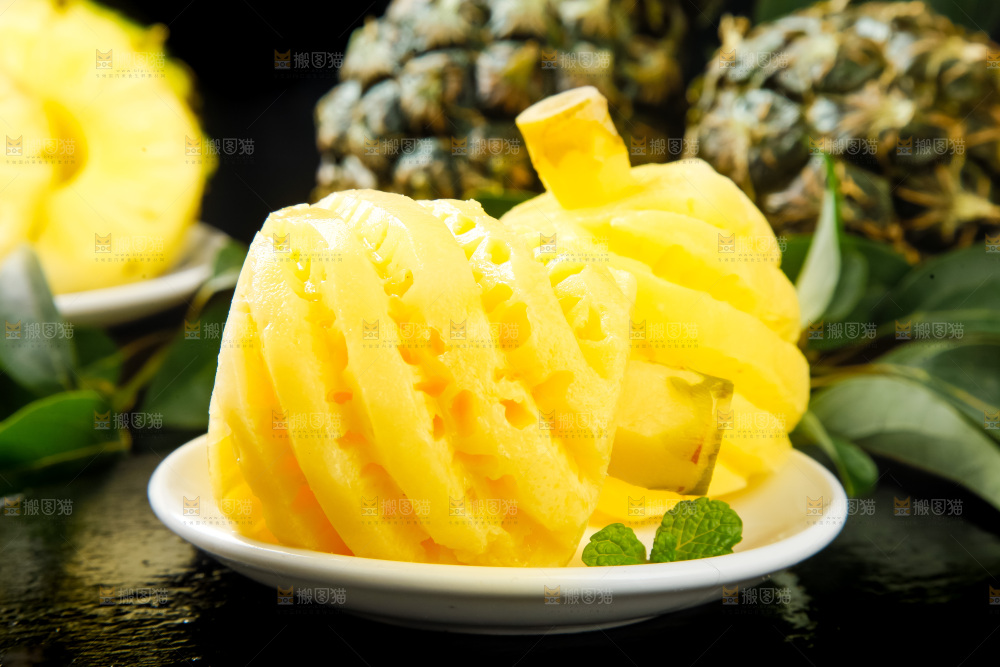 盘子里装着泰国去皮小菠萝