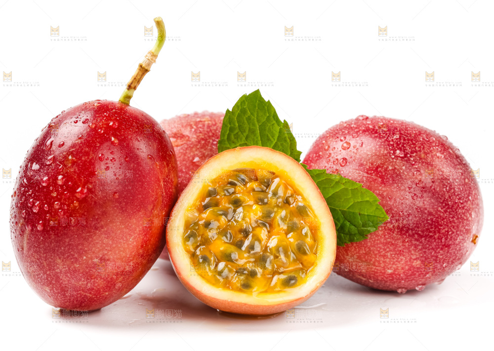 切开的百香果放在白底上