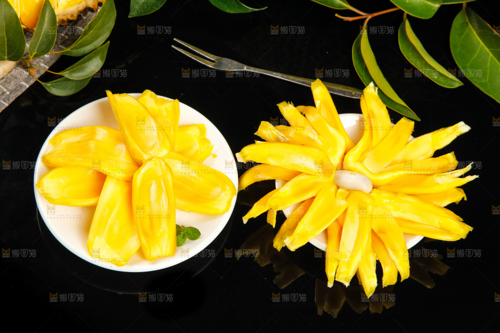 黑石板上放着泰国菠萝蜜