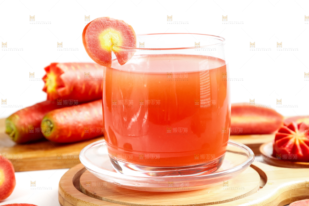 杯子里装着胡萝卜汁