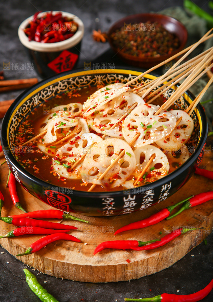 一碗冷锅串串放在深底上