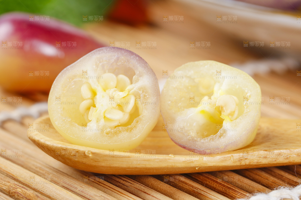 竹底上的广西七彩椒