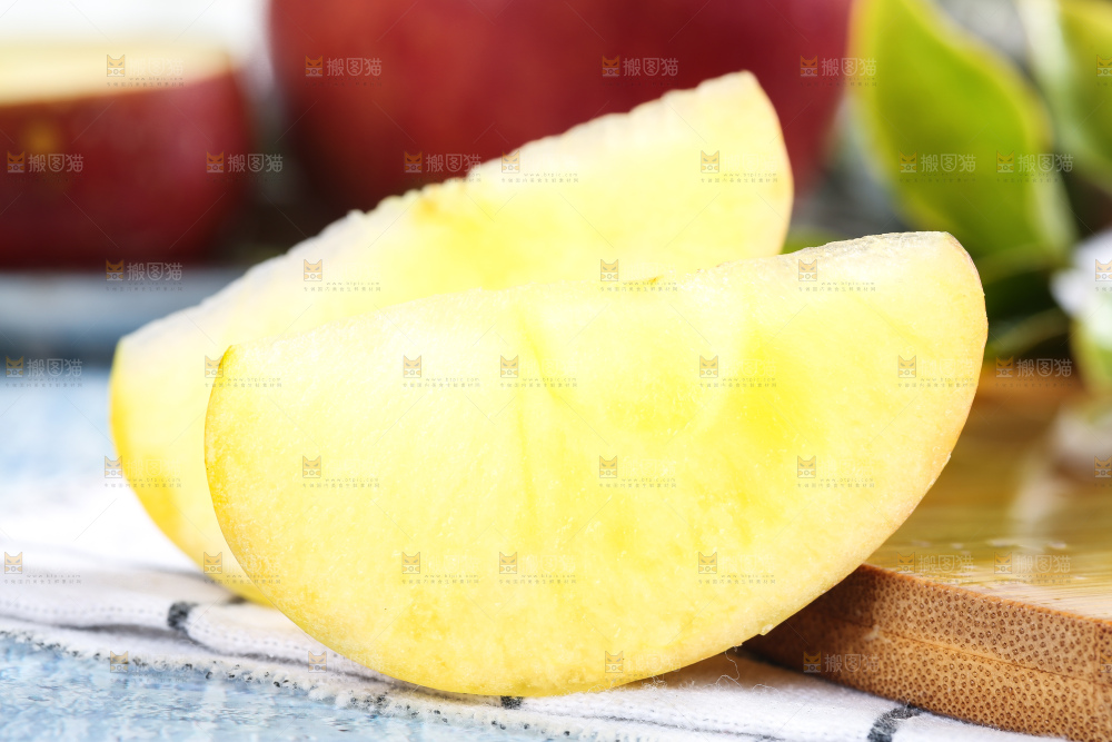 木板上的新鲜丑苹果