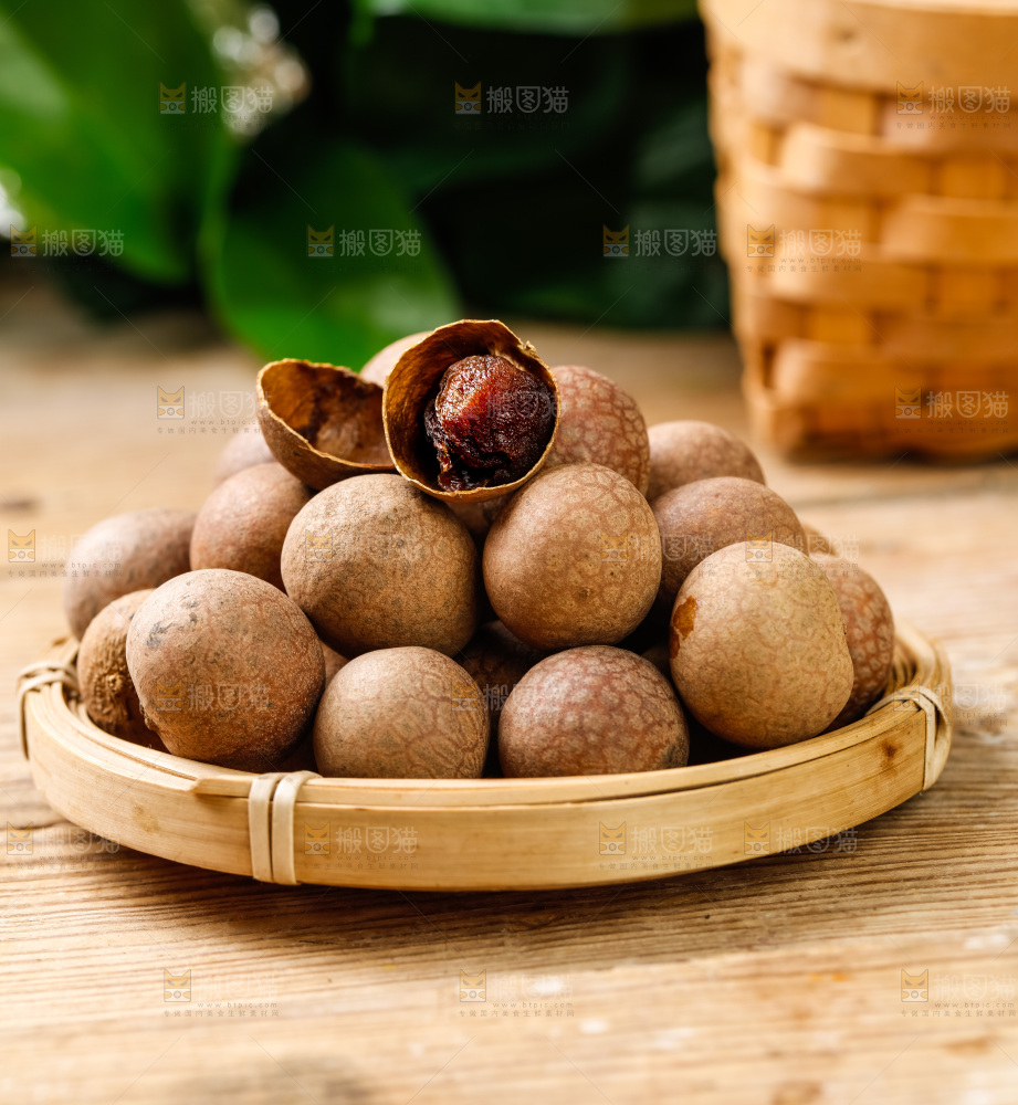 木底上放着一盘桂圆干