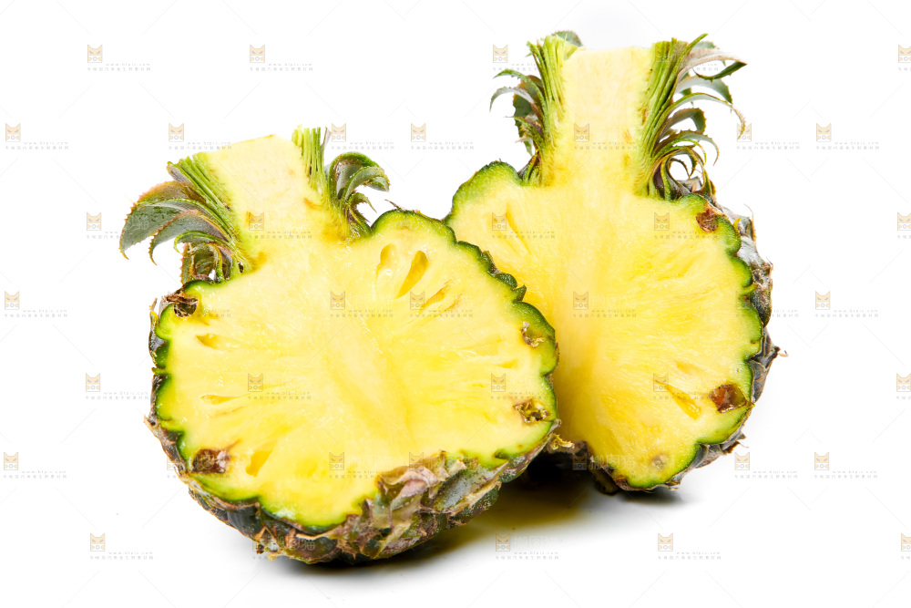 白底上放着泰国小菠萝