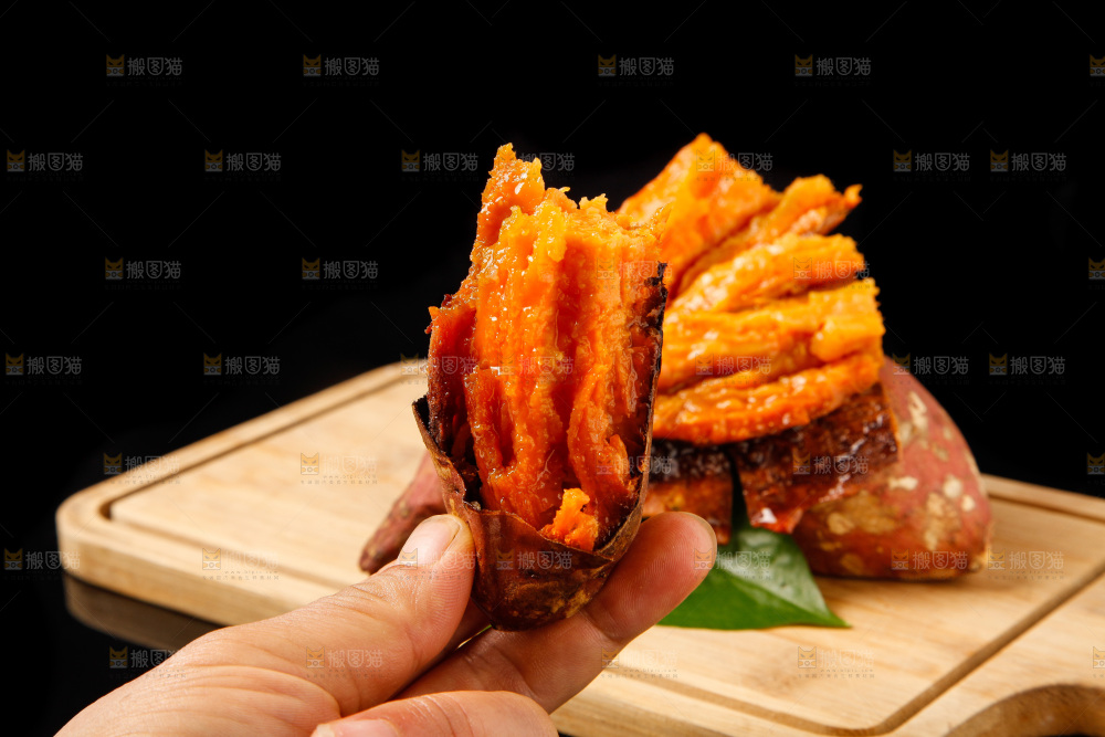 木板上的烤红薯