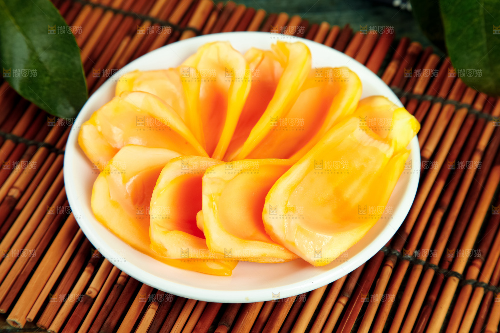 盘子里装红肉菠萝蜜