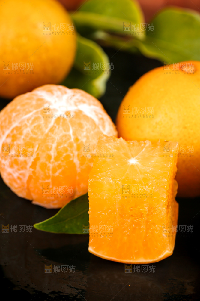 黑底上的皇帝柑果肉