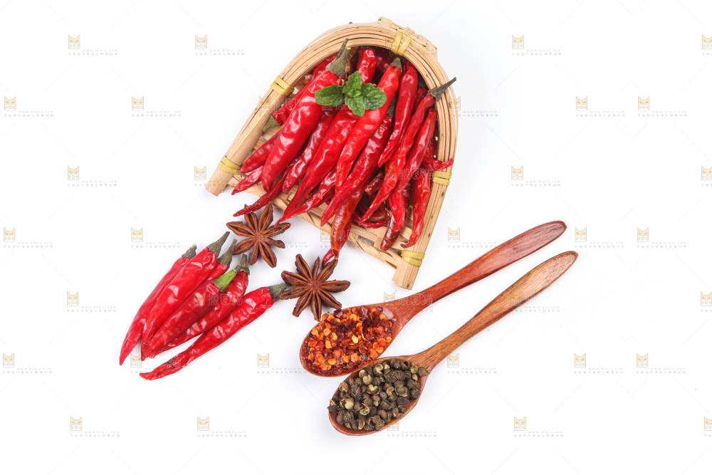 白底上放着香料组合