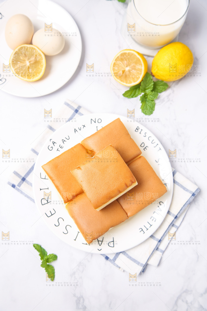 盘子里装着小蛋糕