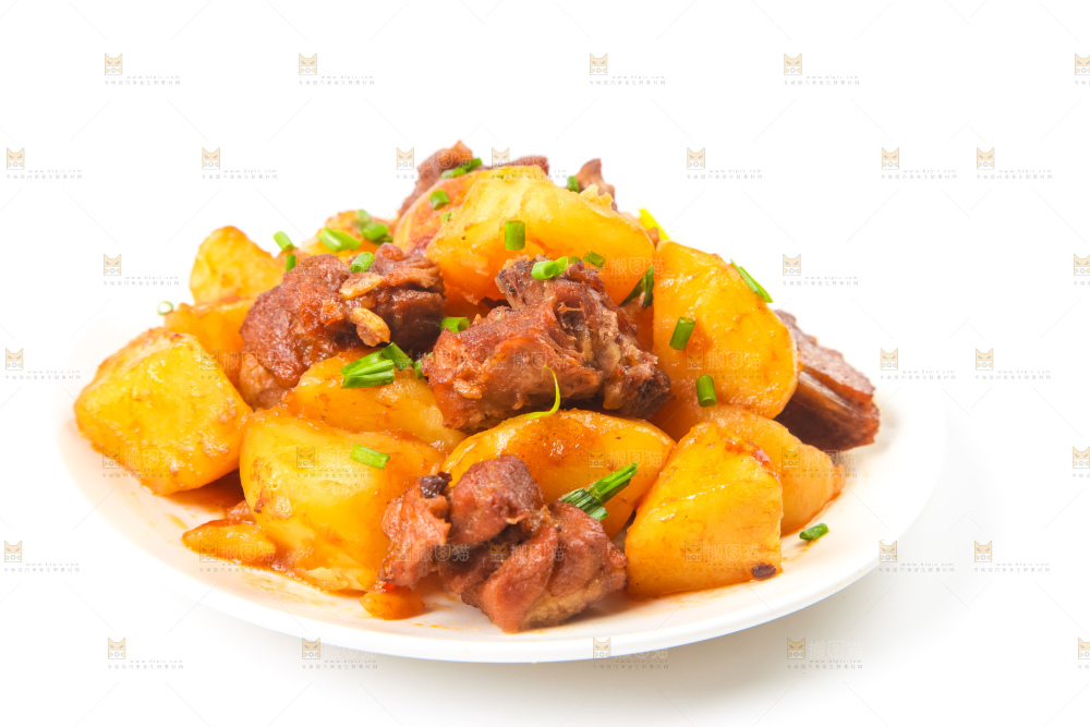 盘子里装着土豆烧肉