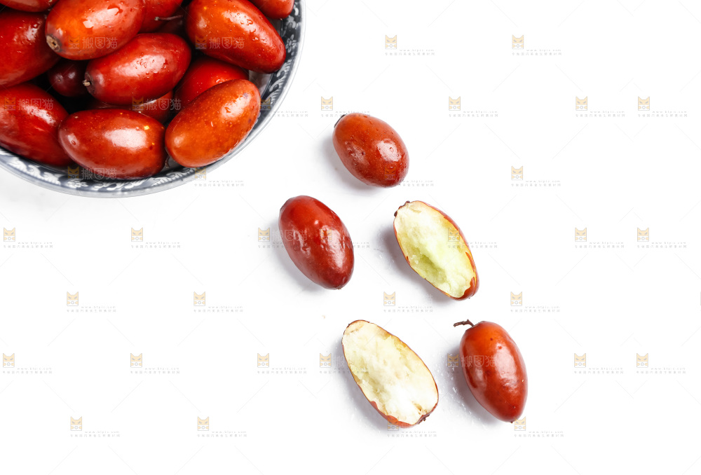 白底上放着新鲜红枣