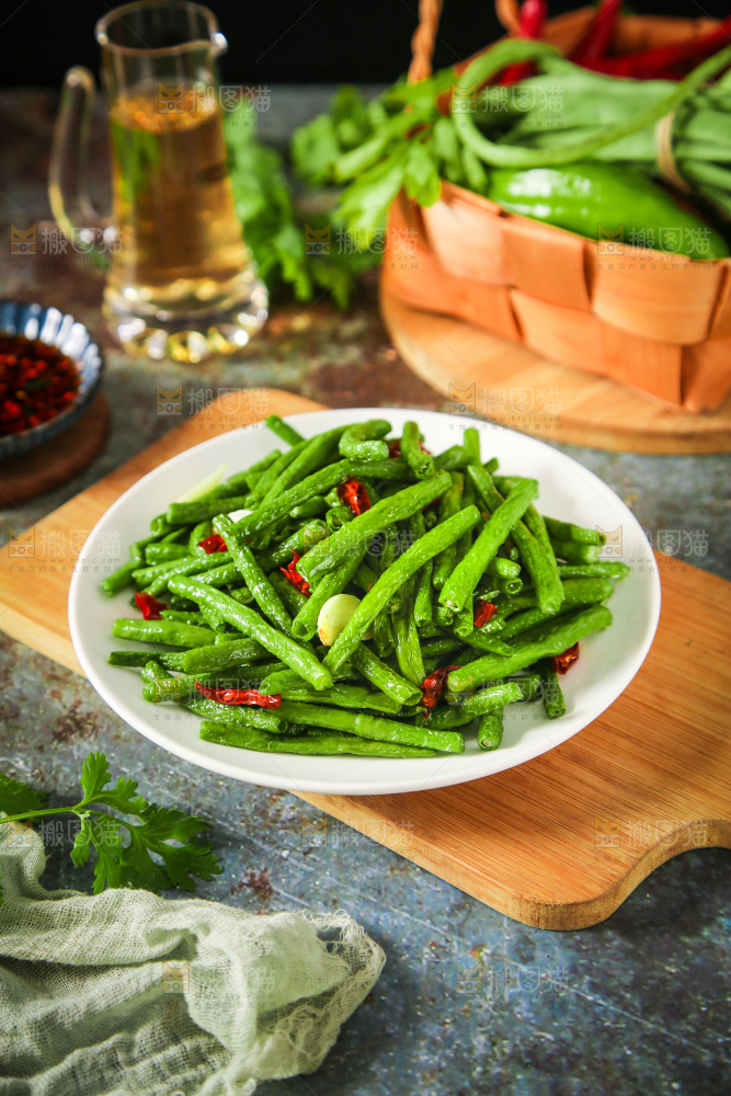 盘子里的豇豆炒辣椒