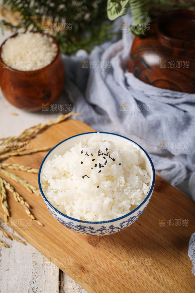 木底上放着一碗米饭