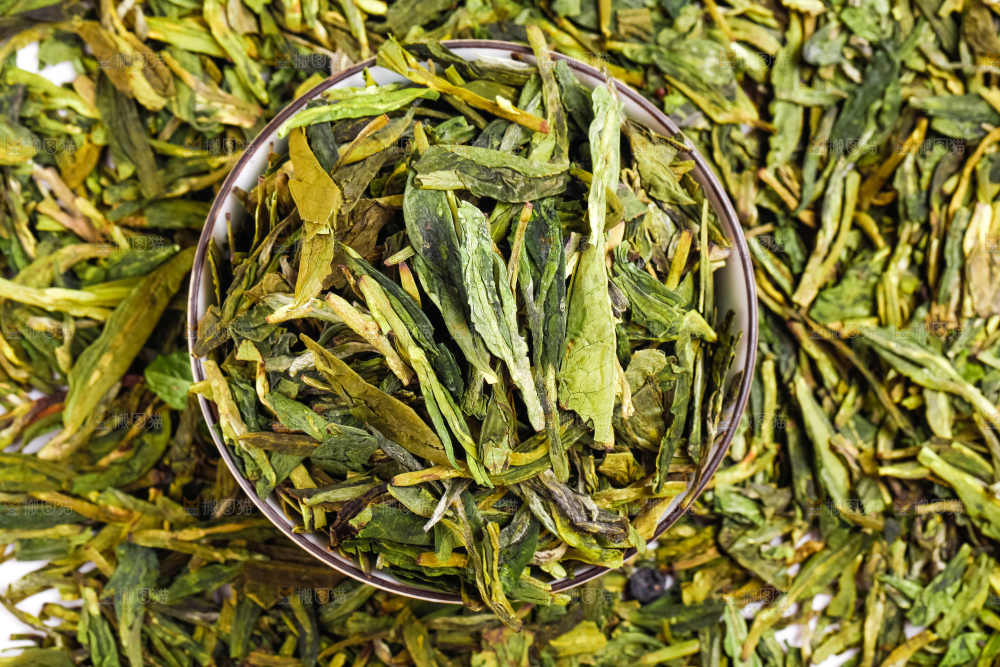 白底上的干茶叶