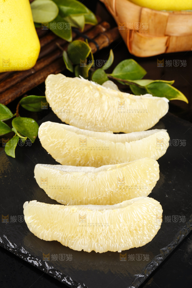 黑石板上的水晶蜜柚果肉