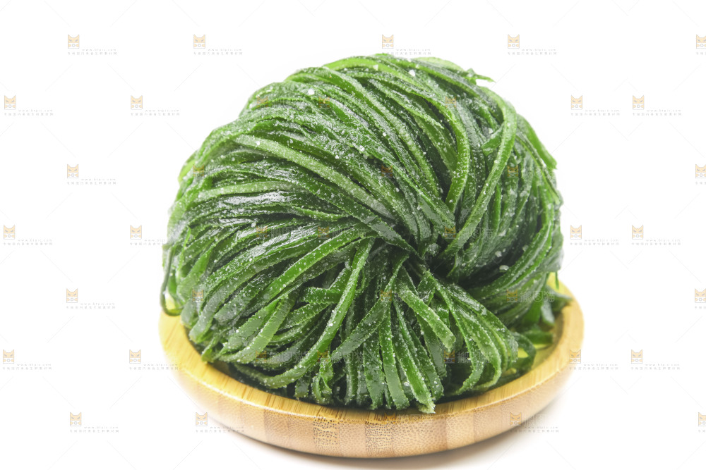 白底上的盐渍海带丝