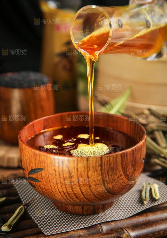 碟子里的料酒