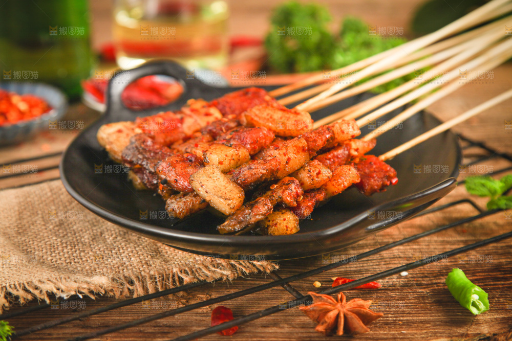 木底上放着一锅肉串