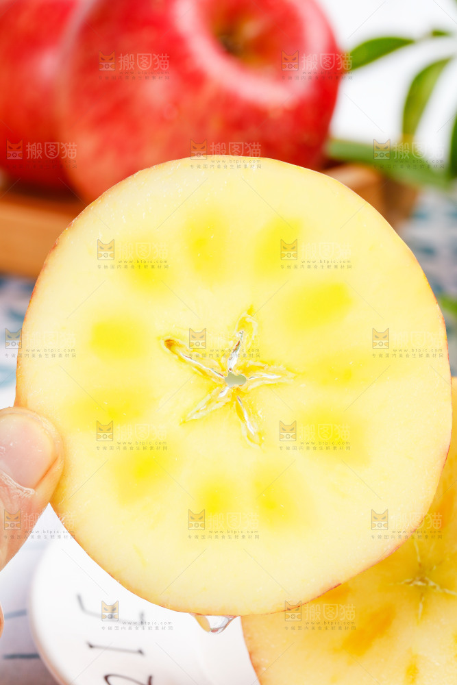 手里拿着新鲜苹果