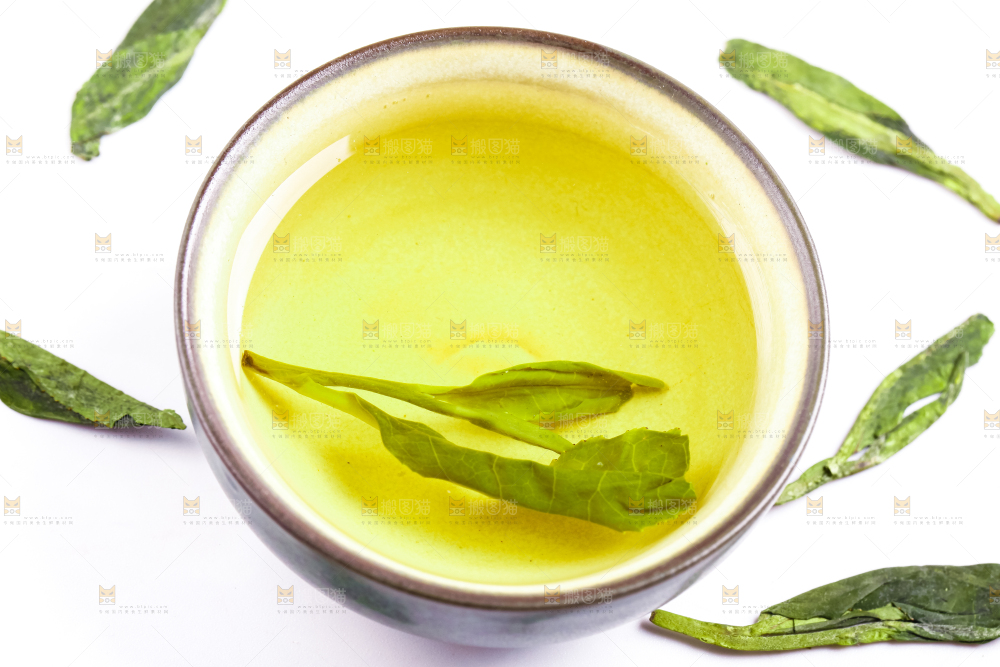 杯子里泡着龙井茶