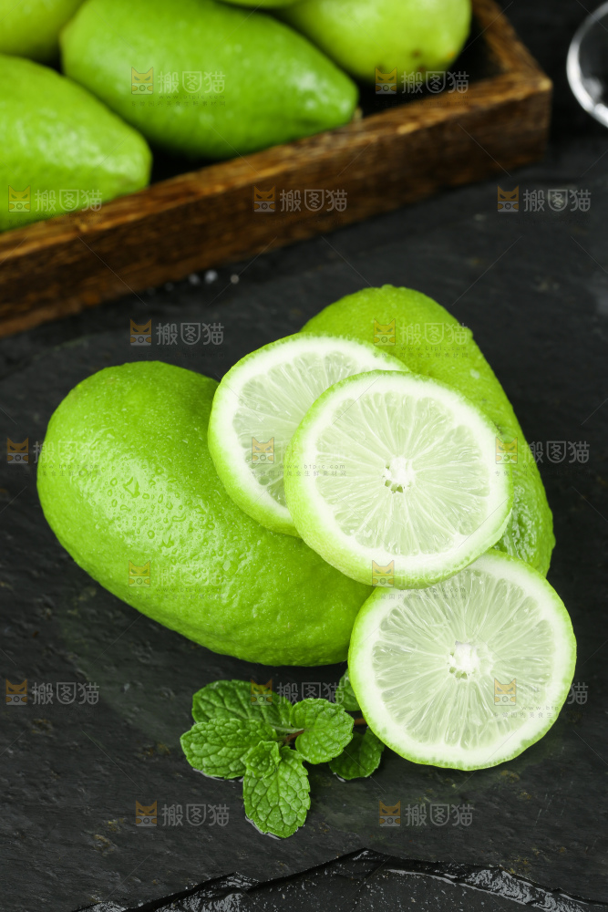 石板上的青柠檬