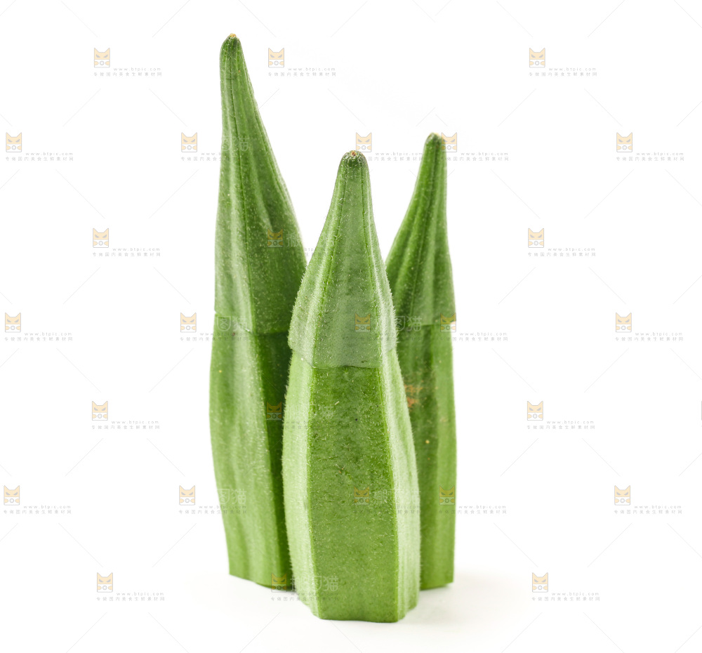 新鲜的羊角豆放在白底上
