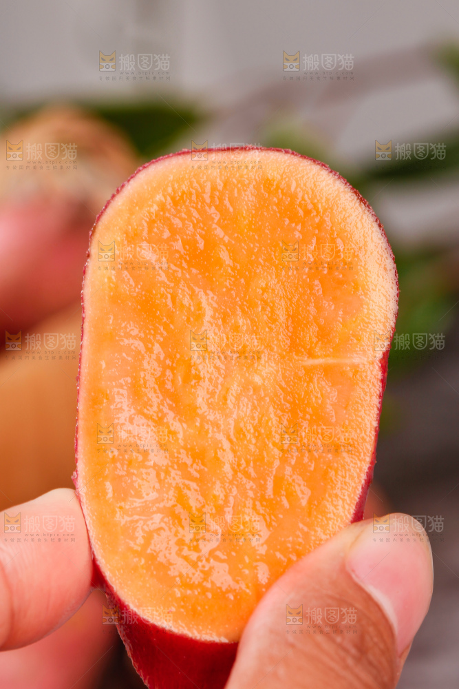 手上拿着小蜜薯